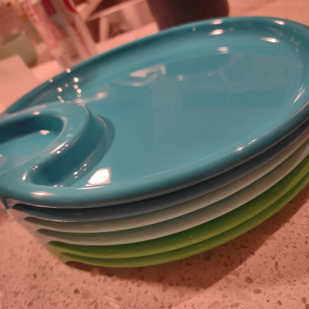 Tupperware plates 6